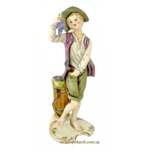 Старинная статуэтка из фарфора Porzellanfabrik W. Goebel "Мальчик с виноградом"